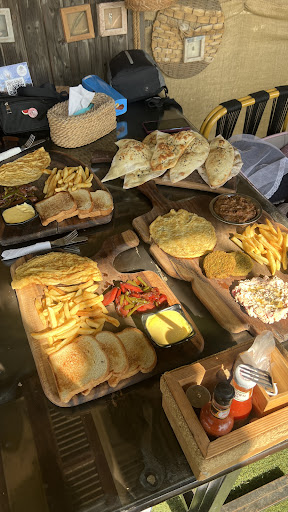Adore (restaurant & cafe)